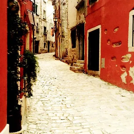 Superb Townhouse Montalbano