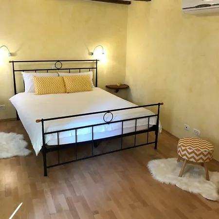 Superb Townhouse Montalbano *